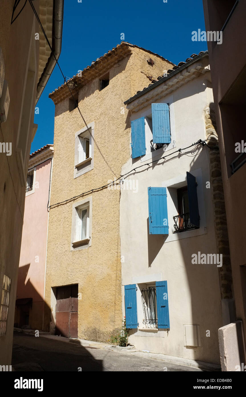 Strada residenziale di Sarrians, Vaucluse Provence, Francia. Foto Stock