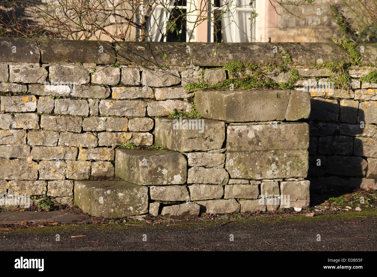 Cavallo passi di montaggio nel Peak District villaggio di Hartington Foto Stock