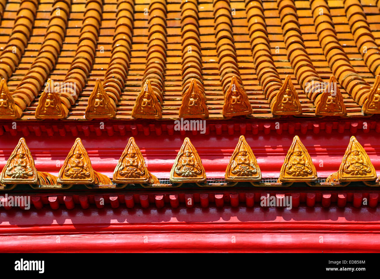 Tetto di tegole con piastrelle di colore arancione al Wat Benchamabopitr, il tempio in marmo, Bangkok, Thailandia Foto Stock