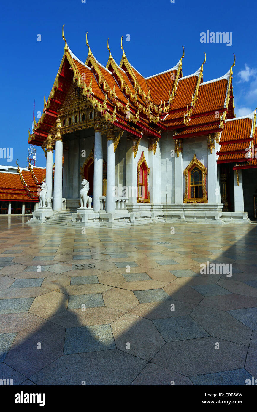 Il cortile al Wat Benchamabopitr, il tempio in marmo, Bangkok, Thailandia Foto Stock