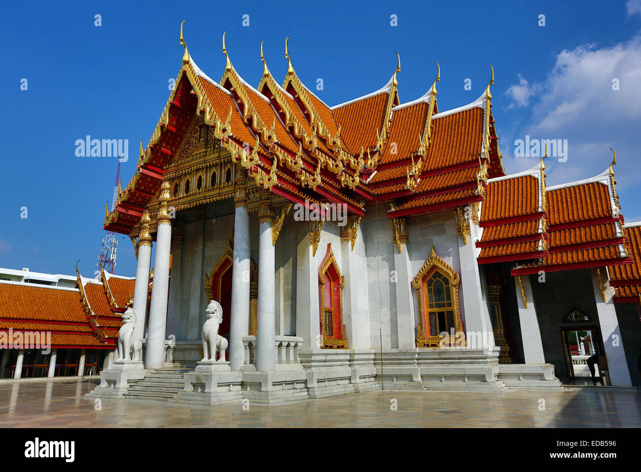 Il cortile al Wat Benchamabopitr, il tempio in marmo, Bangkok, Thailandia Foto Stock