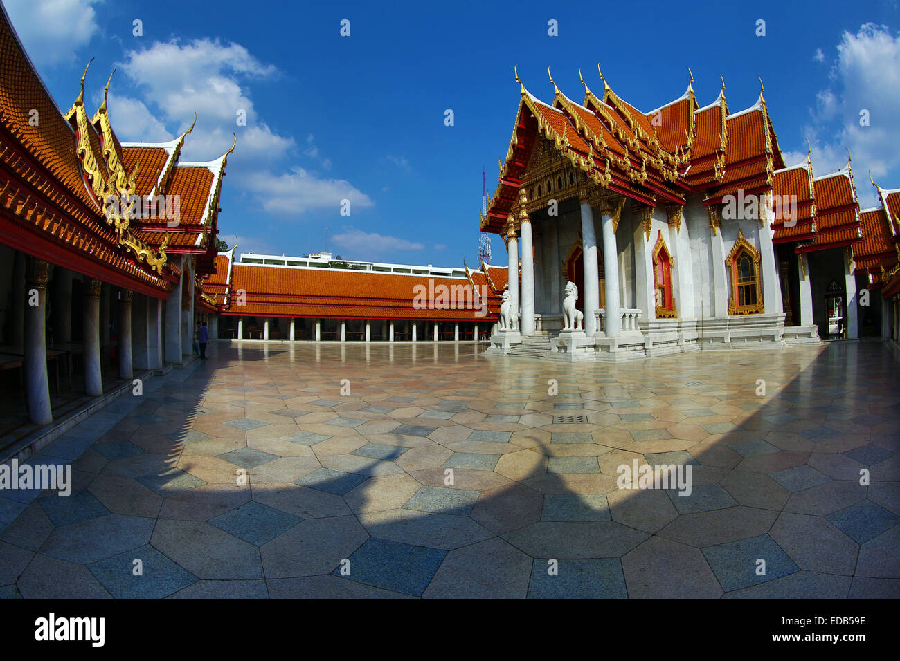 Il cortile al Wat Benchamabopitr, il tempio in marmo, Bangkok, Thailandia Foto Stock