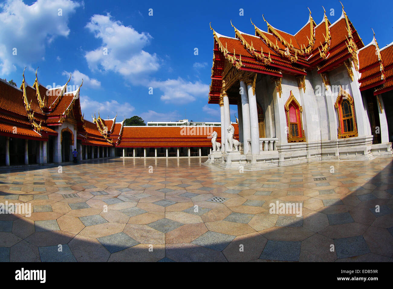 Il cortile al Wat Benchamabopitr, il tempio in marmo, Bangkok, Thailandia Foto Stock