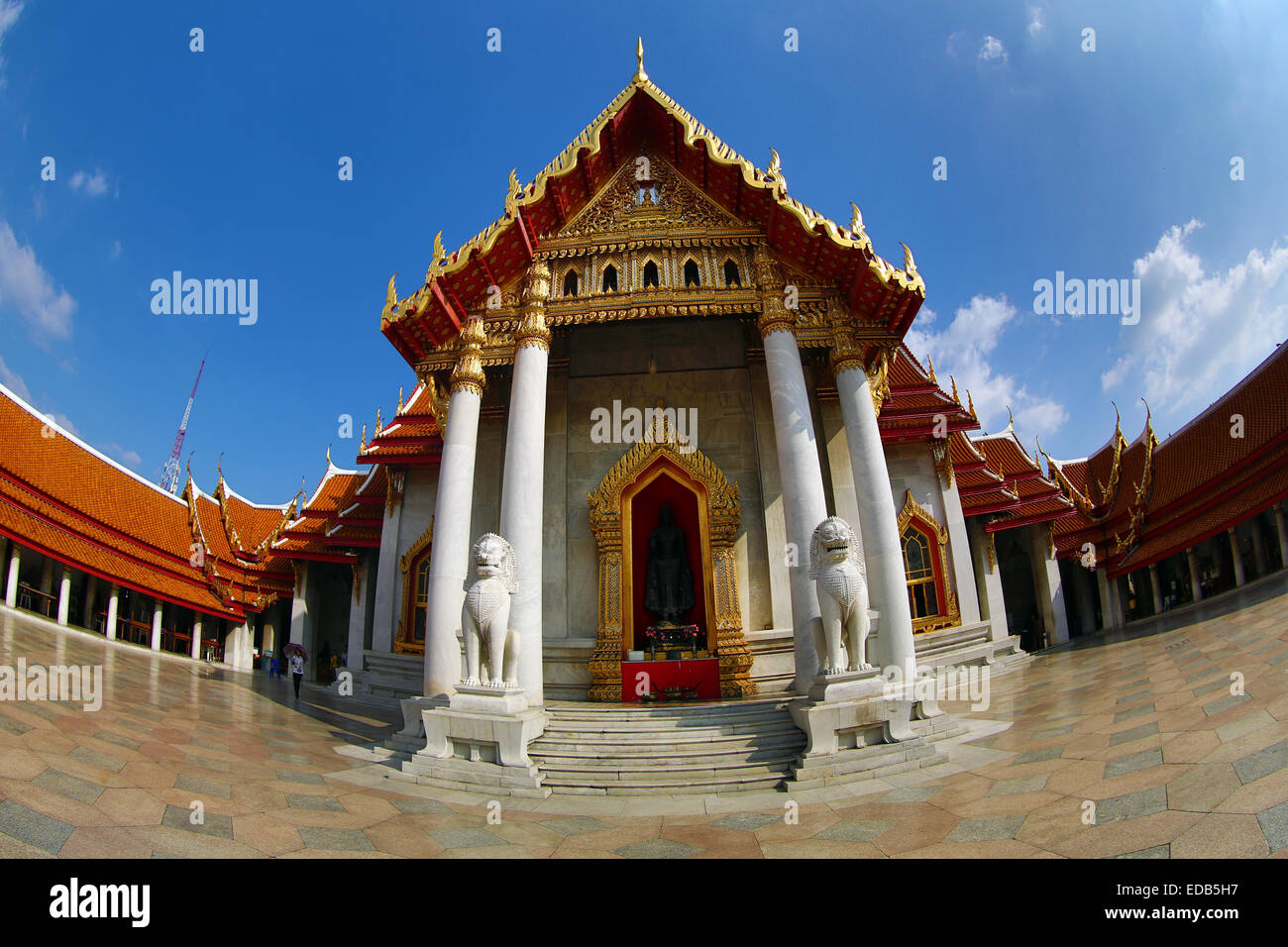 Il cortile al Wat Benchamabopitr, il tempio in marmo, Bangkok, Thailandia Foto Stock