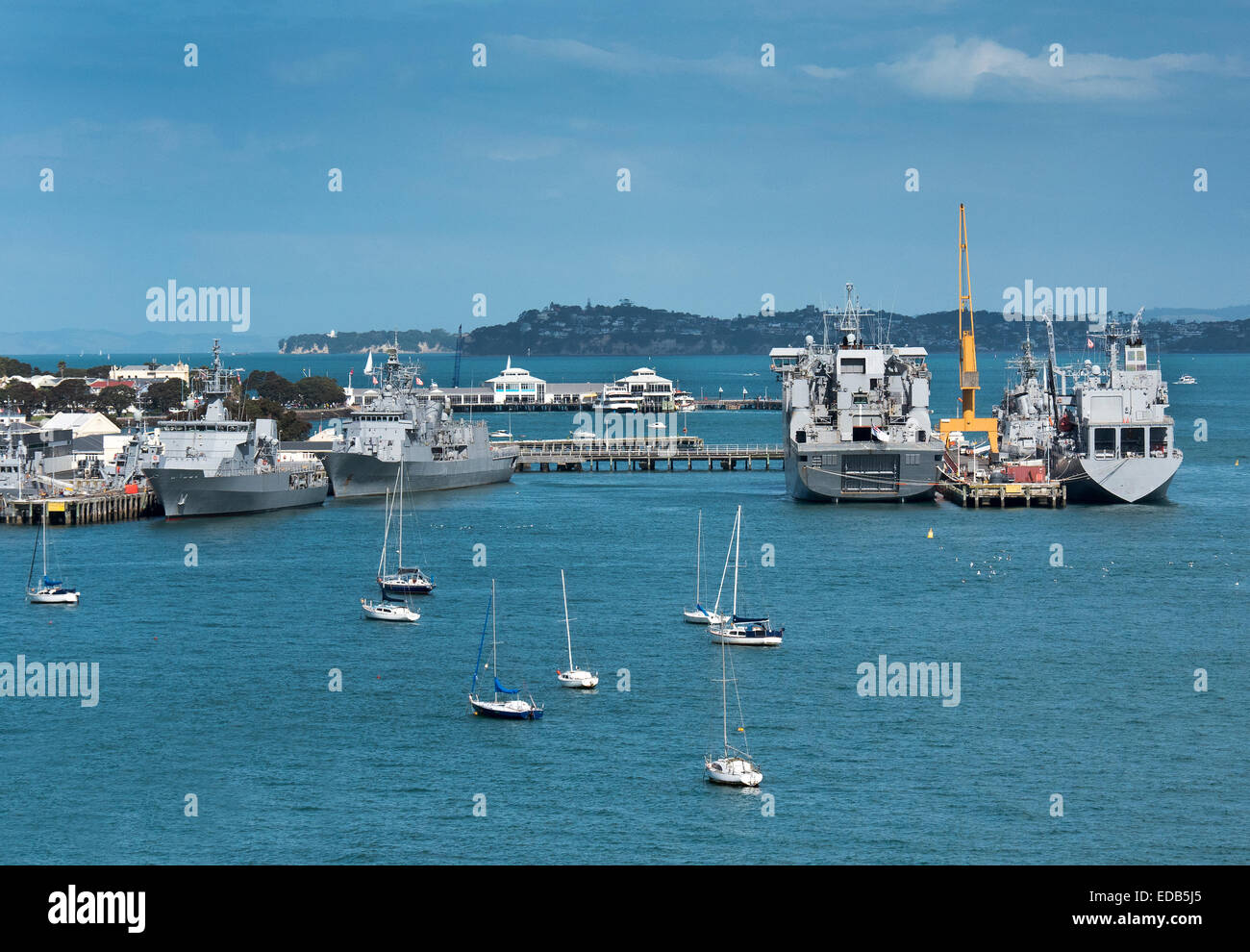 Navi del Royal New Zealand Navy ormeggiato a Devonport Naval Dockyard nel porto di Waitemata di Auckland Nuova Zelanda Foto Stock