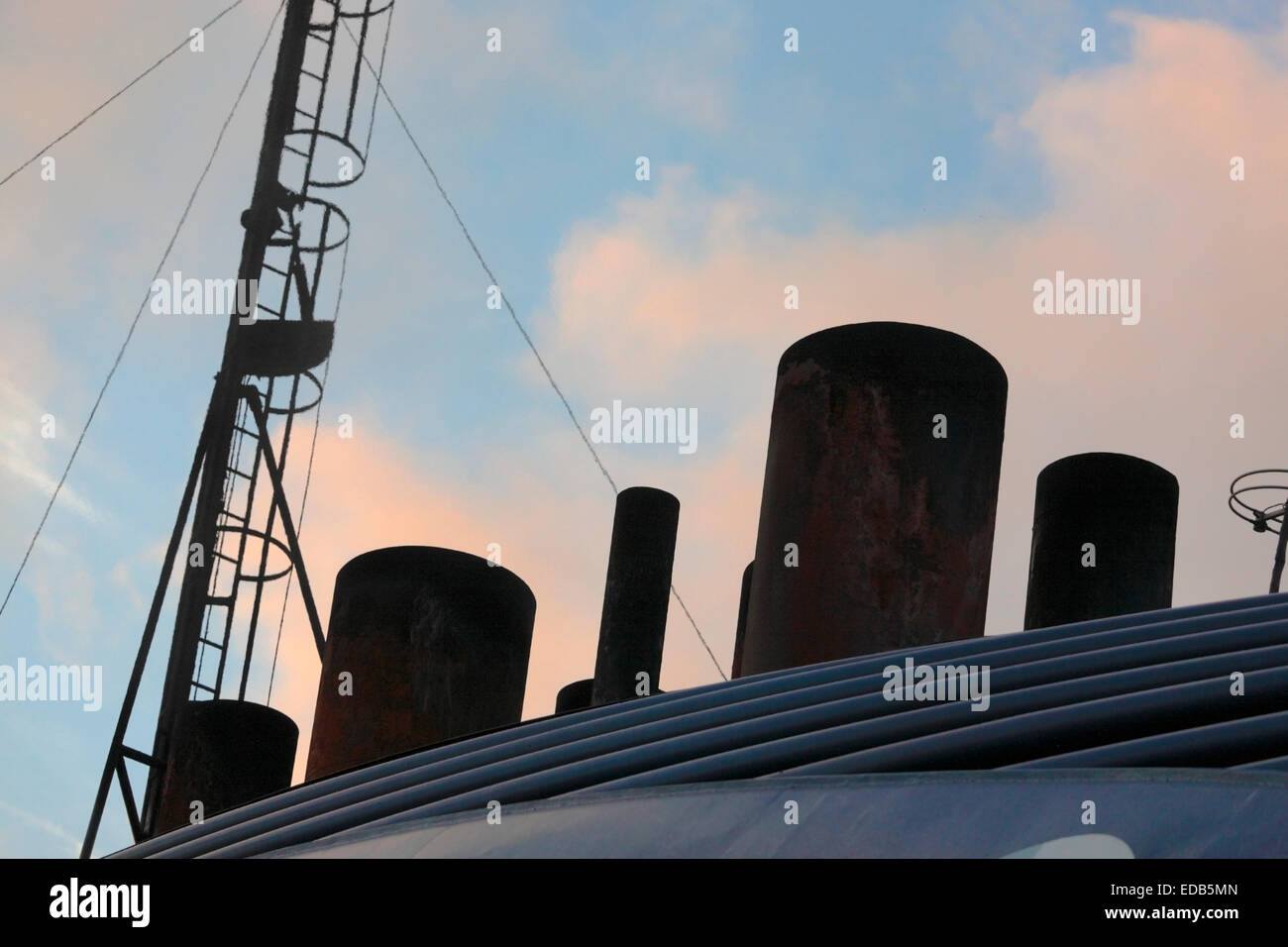 Camini di un traghetto nella luce del tramonto - Full Steam Ahead Foto Stock