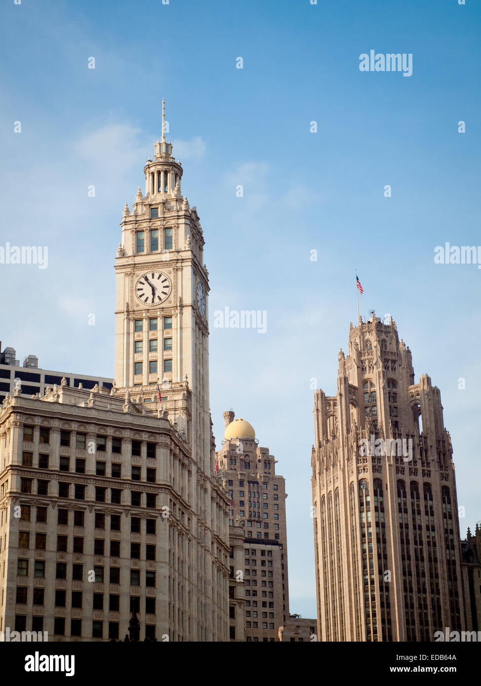 Una vista della Wrigley Building (sinistra), InterContinental Chicago [Torre Sud] (centro), e Tribune Tower (destra) in Chicago. Foto Stock