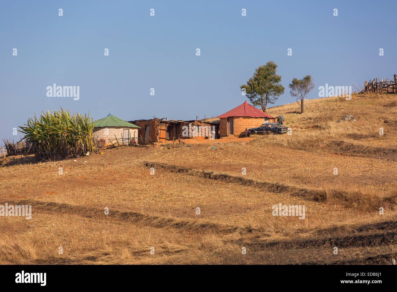 HHOHHO, SWAZILAND, AFRICA - insediamento rurale, le case e gli edifici. Foto Stock