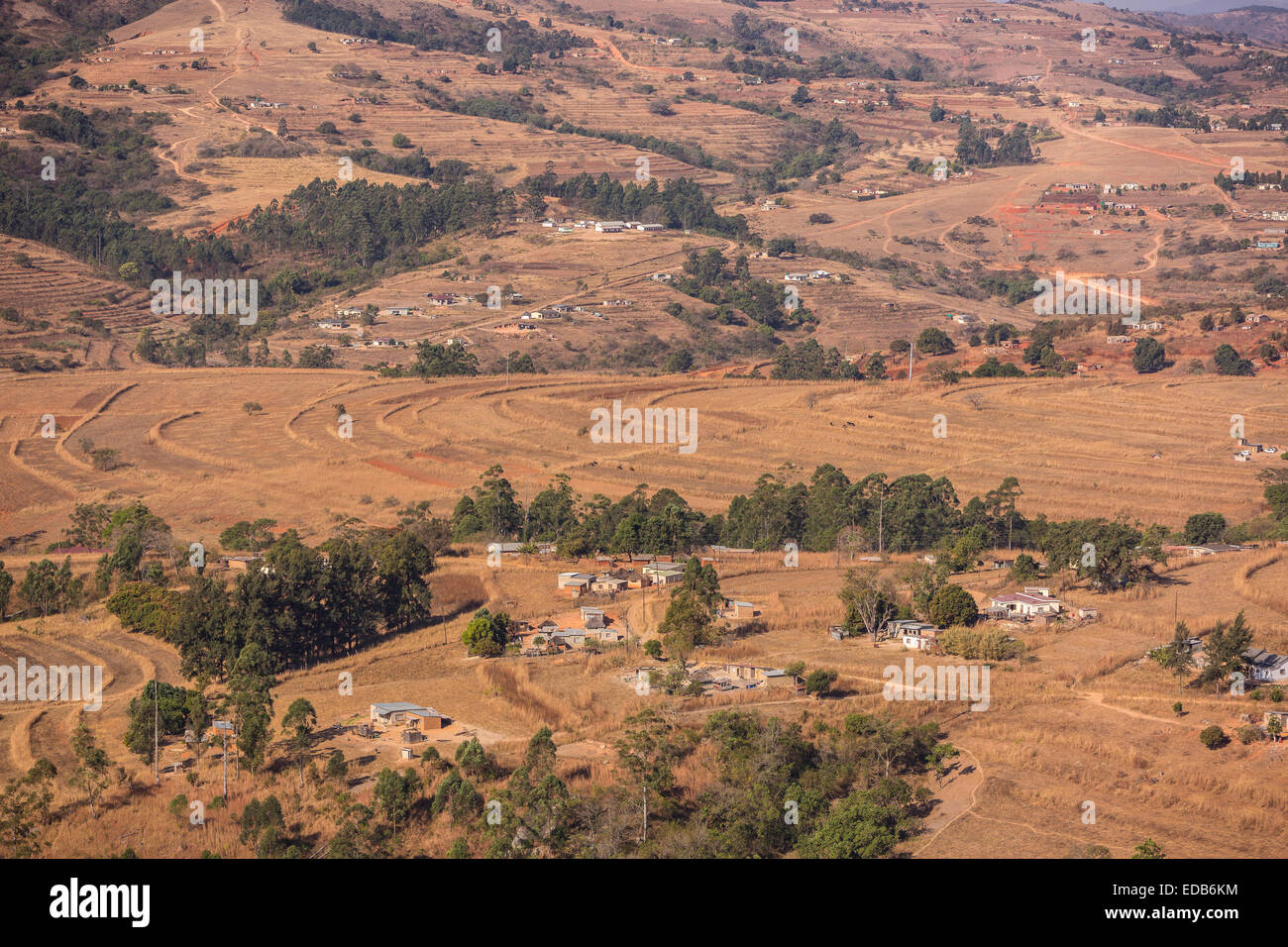 SWAZILAND, AFRICA - insediamento rurale, agricoltura, e case. Foto Stock