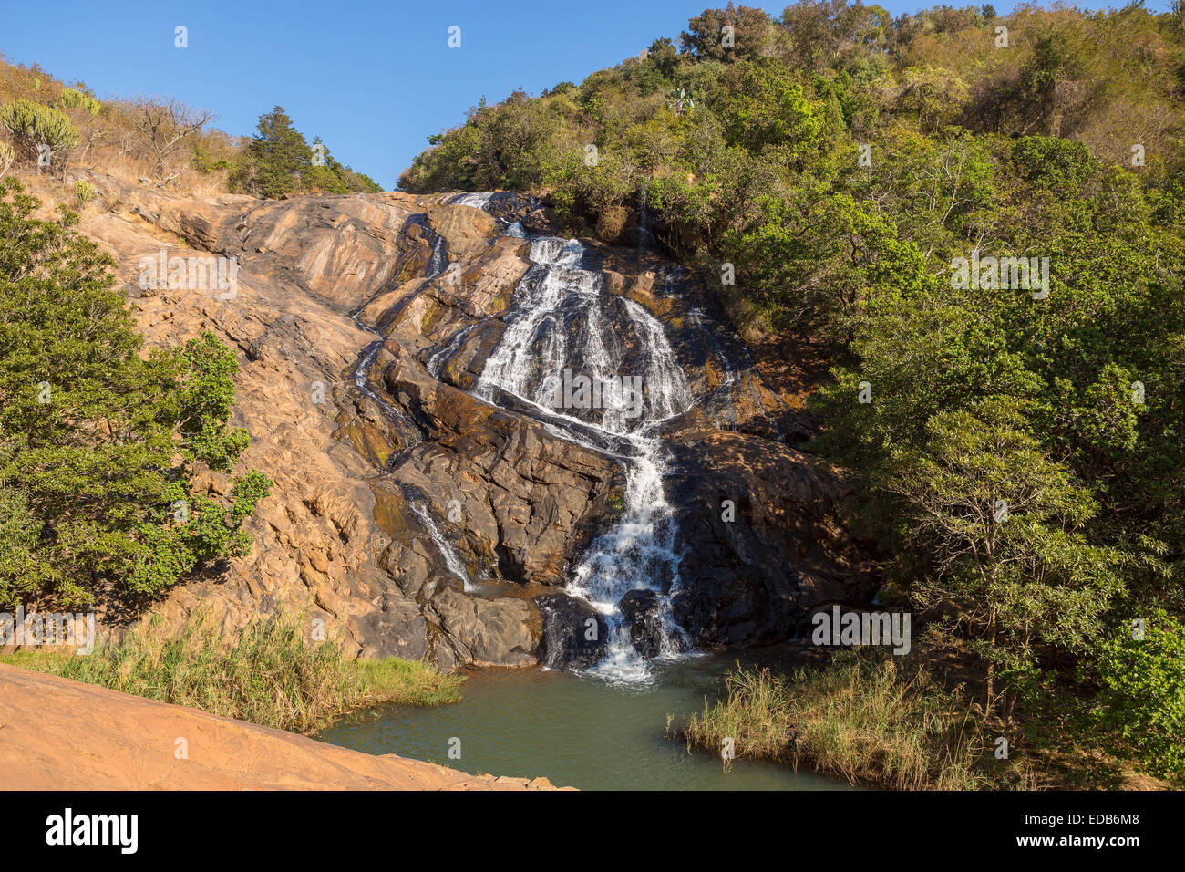 HHOHHO, SWAZILAND, AFRICA - Phophonyane Riserva Naturale cascata a cascata verso il basso sulle rocce. Foto Stock