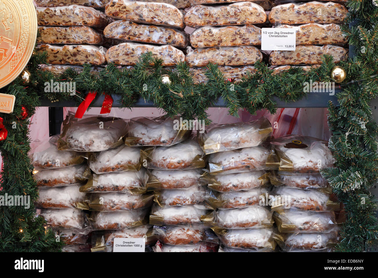 Il Natale lo Stollen sul Mercatino di Natale di Dresda, Germania - Dolce tradizionale pane di frutta con zucchero a velo Foto Stock