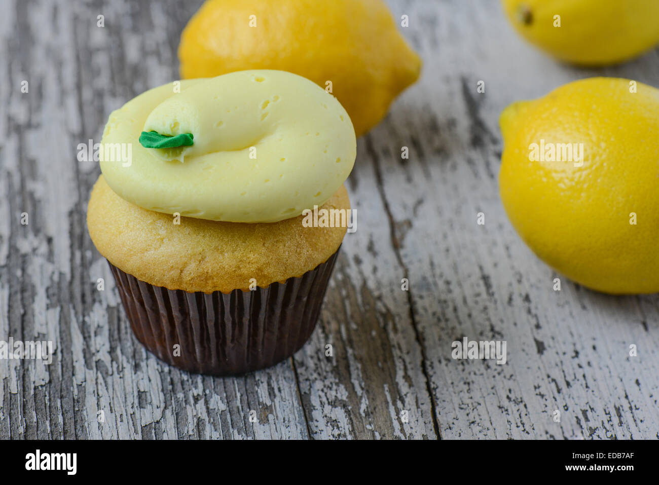 Tortini di limone con limoni freschi Foto Stock Tortini di limone con limoni freschi Foto Stock