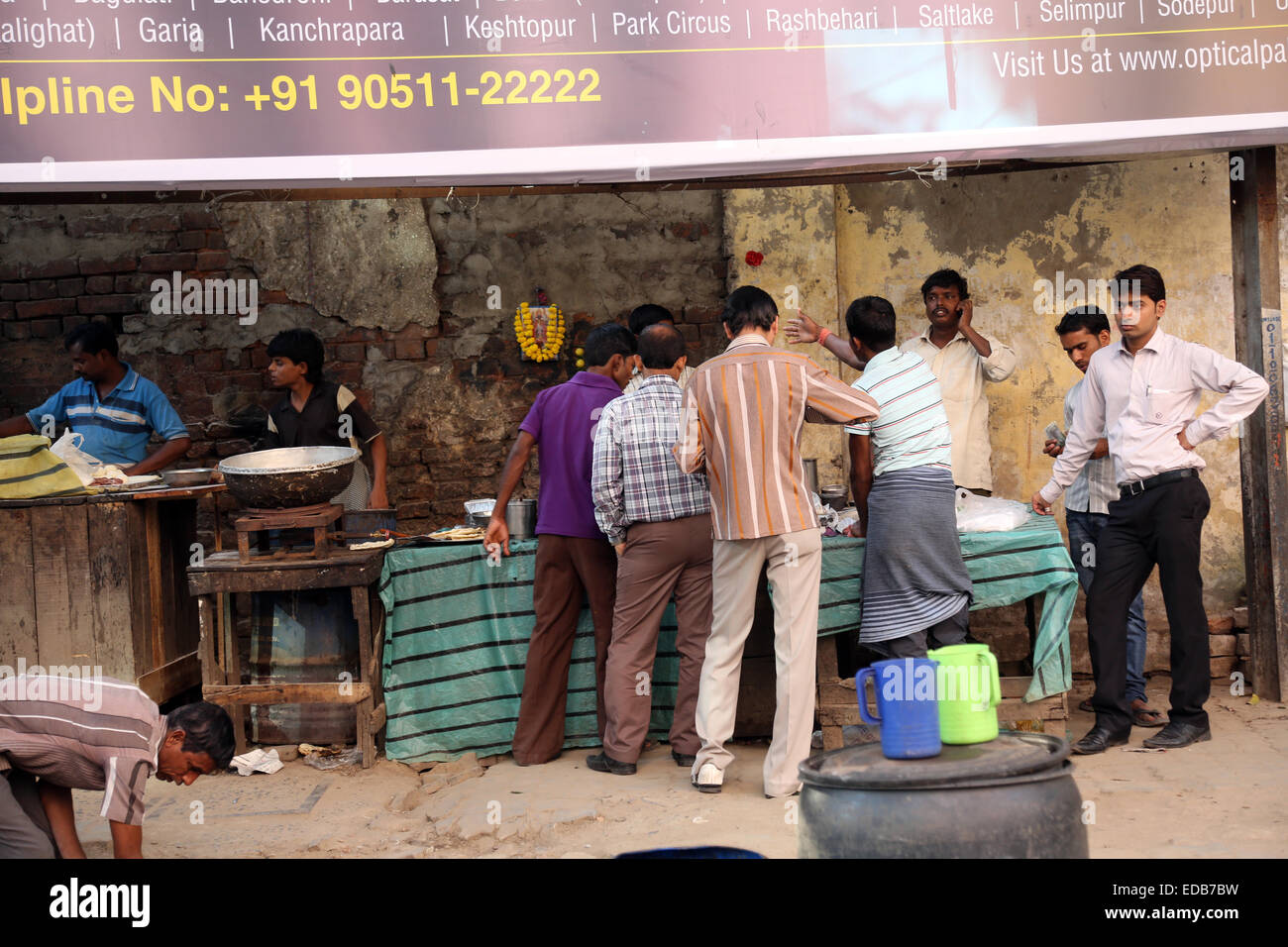 Food street stallo nella zona Kalighat, Kalighat Kali tempio indù di Calcutta, in India Foto Stock