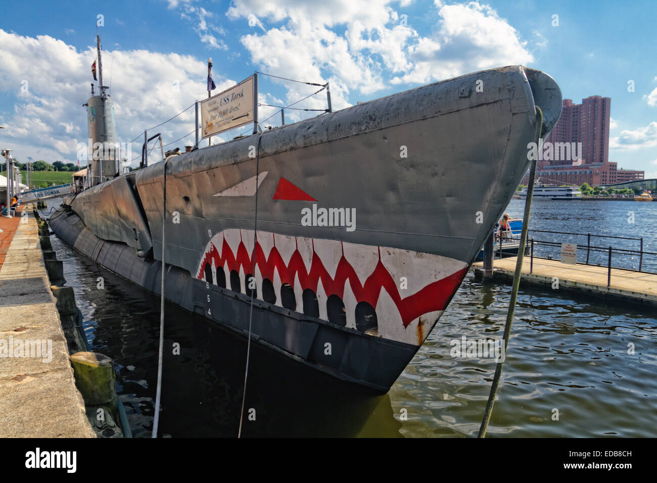 Basso Angolo di visione di un sommergibile a un molo, USS Torsk,sommergibile Memorial, il Porto Interno di Baltimore, Maryland, Stati Uniti d'America Foto Stock
