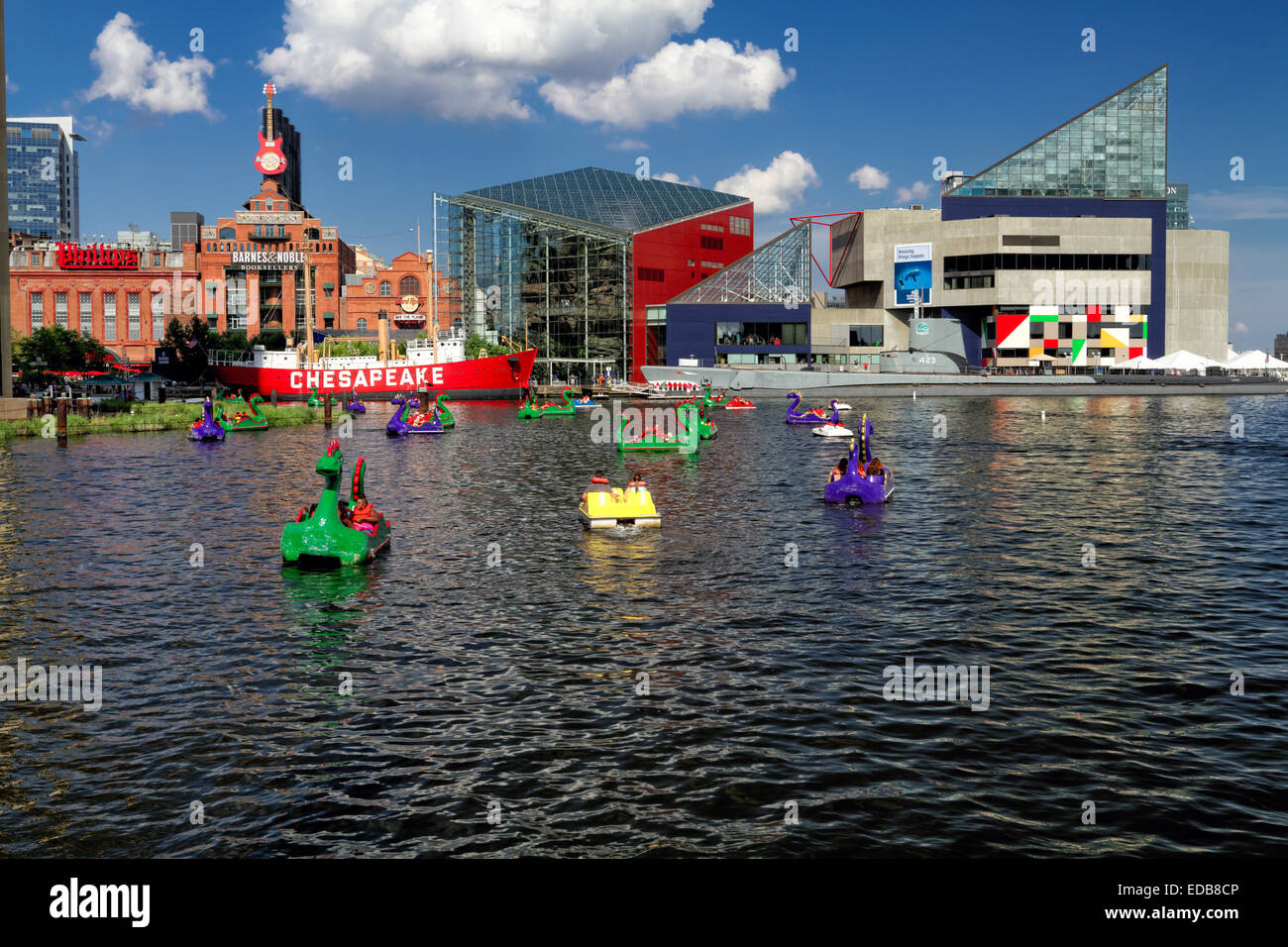 Baltimore Inner Harbour View con barche a remi, la pianta di potere Mall e il National Aquarium, Maryland Foto Stock