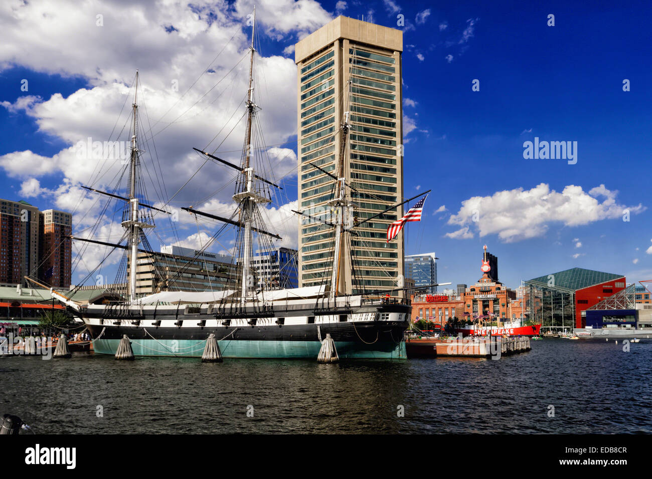 Basso angolo vista della USS Constellation vascello storico, Porto Interno di Baltimore, Maryland Foto Stock