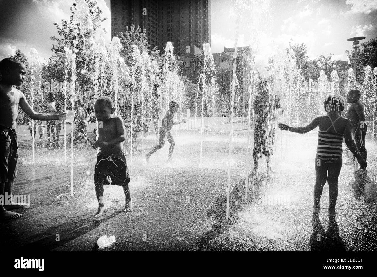 Bambini che giocano in una fontana in una calda giornata estiva, Baltimore Inner Harbor, Maryland, Stati Uniti d'America Foto Stock