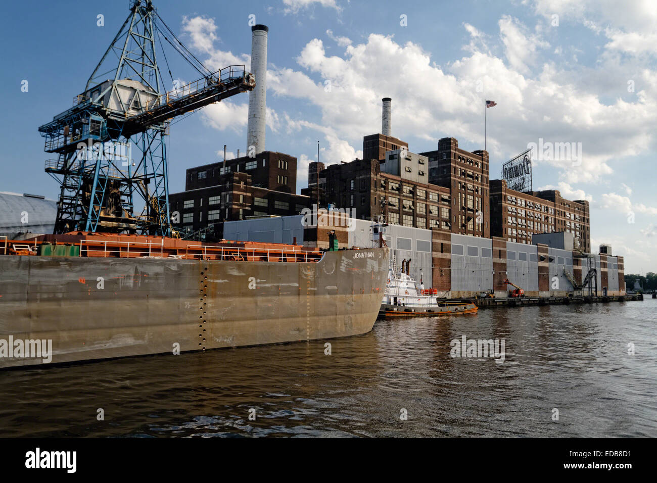 Basso angolo vista di una nave da carico scarico di zucchero greggio destinato alla raffinazione a Domino Sugar Company, il porto di Baltimora, Maryland Foto Stock