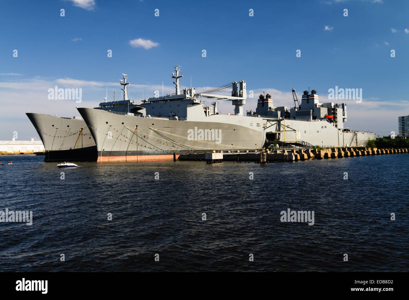 Due Algol classe cargo militare navi ancorate nel porto di Baltimora, Maryland Foto Stock