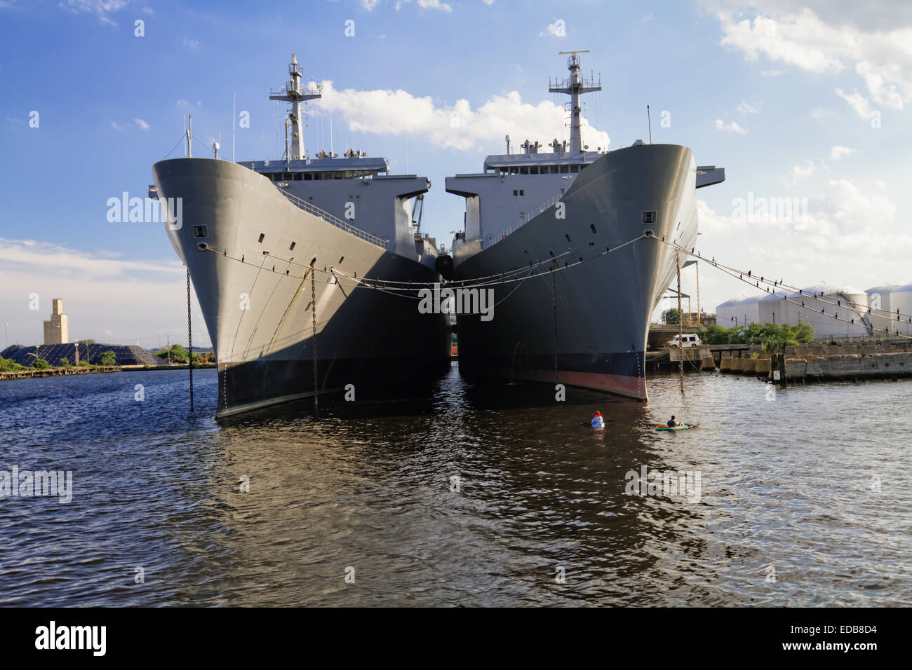 Vista frontale di due Algol classe cargo militare navi ancorate nel porto di Baltimora, Maryland Foto Stock