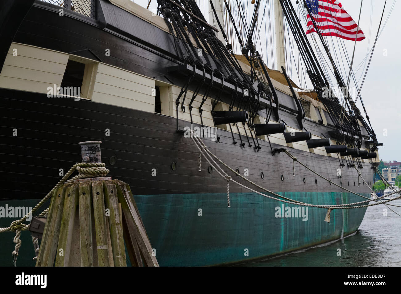 Lato porta Vista ravvicinata della USS Constellation Nave da Guerra, il porto di Baltimora, Maryland Foto Stock
