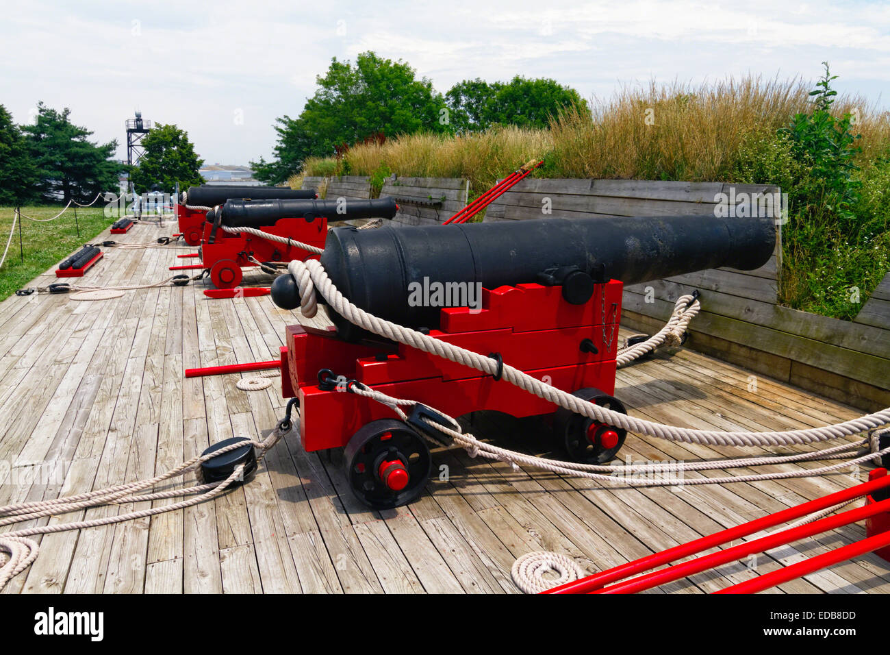 Fila di cannoni su una rampa di batteria, Fort McHenry, Baltimore, Maryland Foto Stock