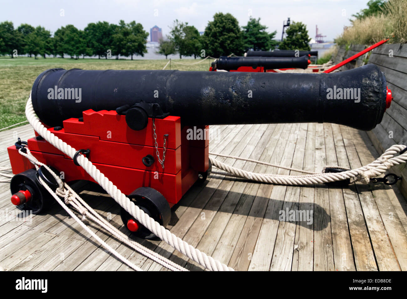 Vista ravvicinata di un cannone su una rampa di batteria, Fort McHenry, Baltimore, Maryland Foto Stock