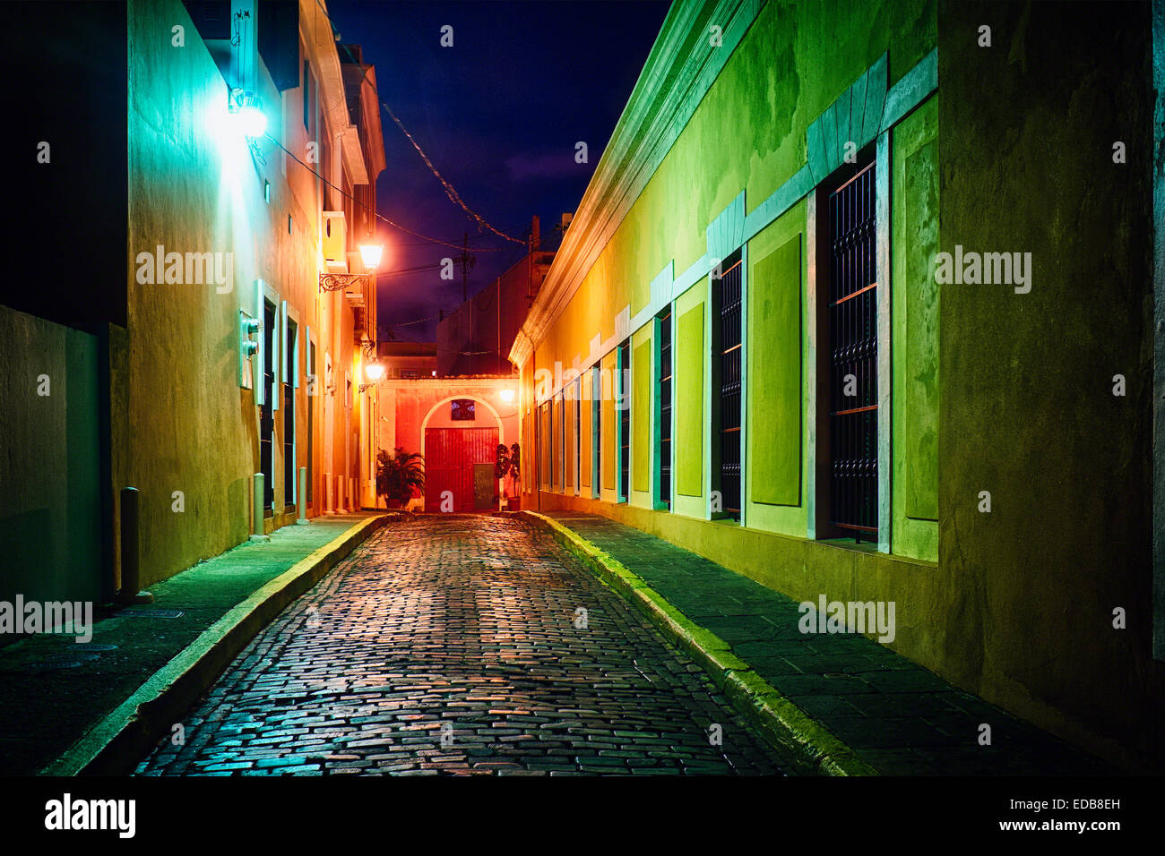 Strada di ciottoli in illuminazione notturna, Old San Juan, Puerto Rico Foto Stock