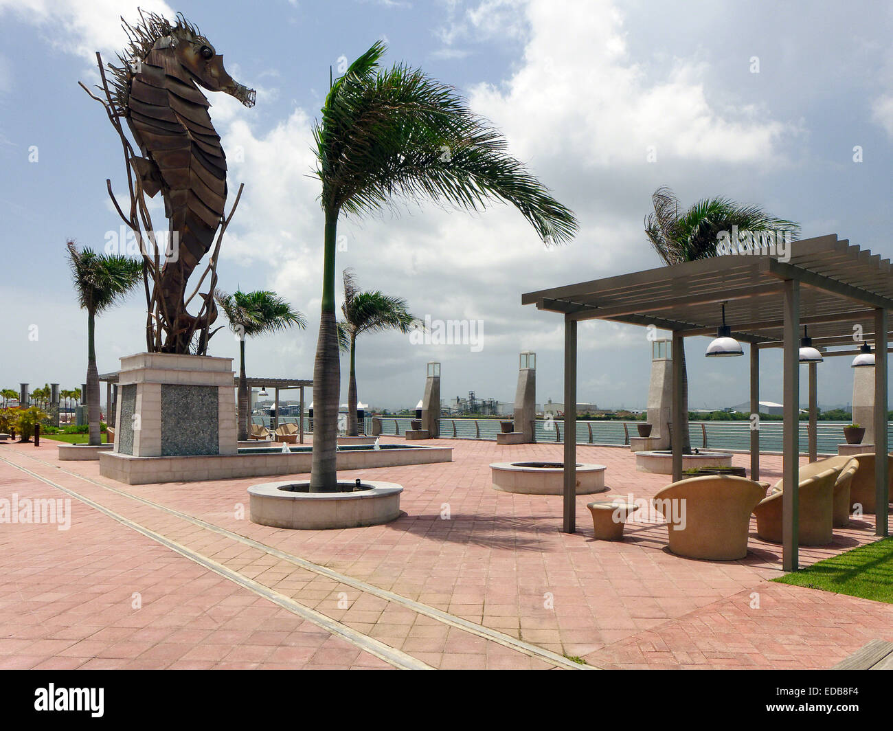 Seahorse scultura in un moderno parco urbano, Pier sei Park, San Juan, Porto di Puerto Rico Foto Stock