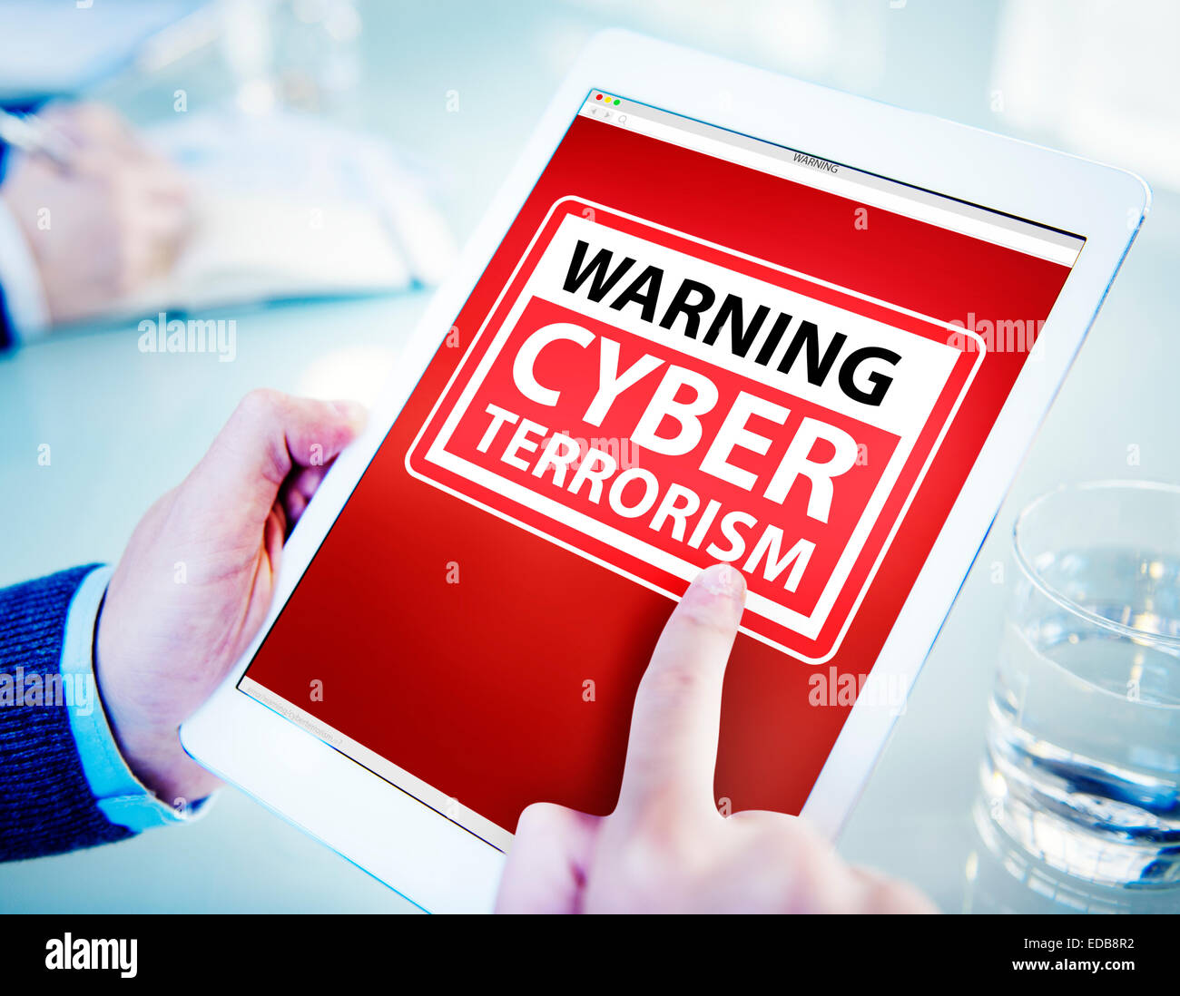 Mani tavoletta digitale Cyber terrorismo Foto Stock