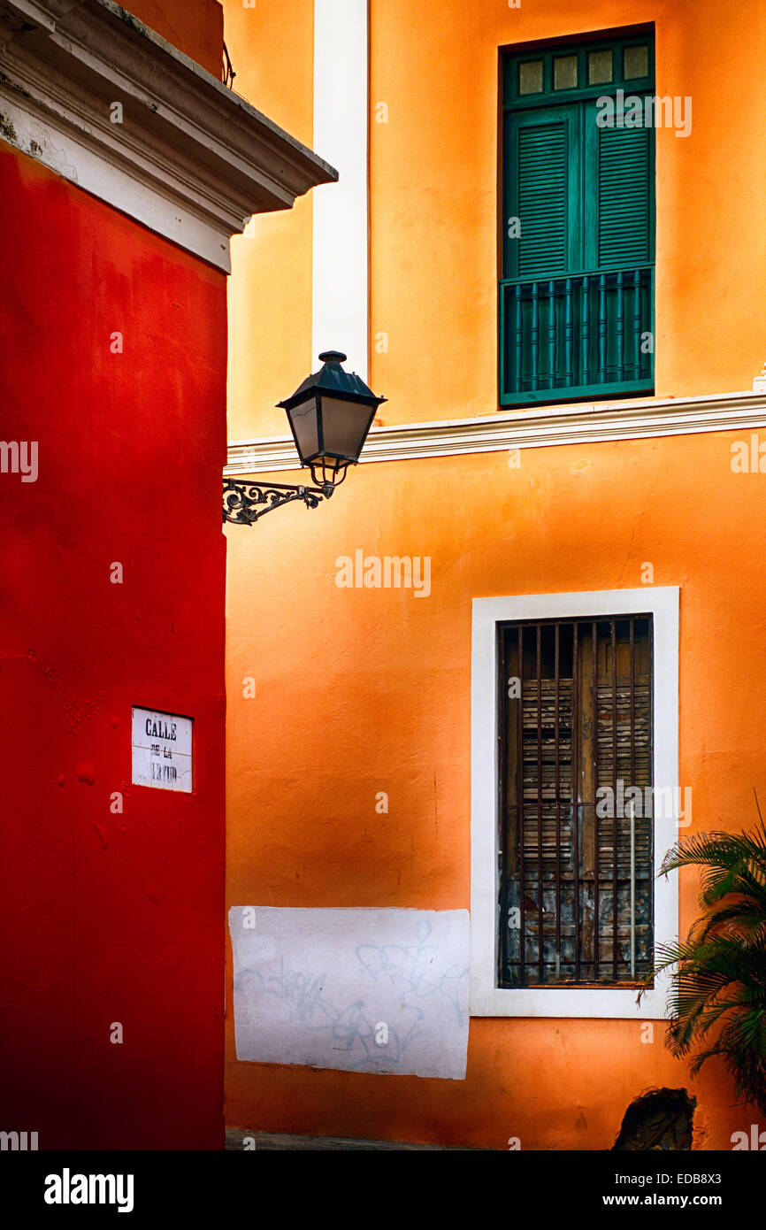 Vista di un angolo di strada con la tradizionale color pastello architettura spagnola, Old San Juan, Puerto Rico Foto Stock