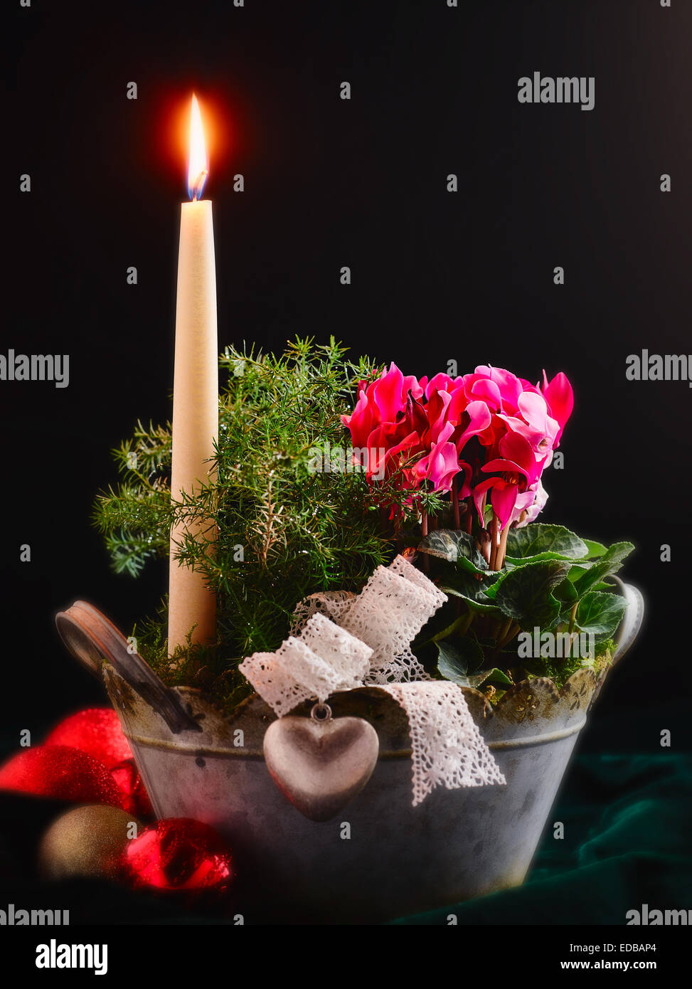 Still Life, candela e fiori in un vaso, tema natale Foto Stock