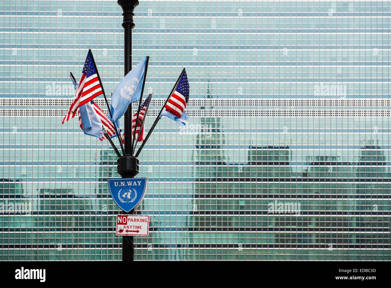 Bandiere di fronte al palazzo delle Nazioni Unite, Manhattan, New York, Stati Uniti Foto Stock