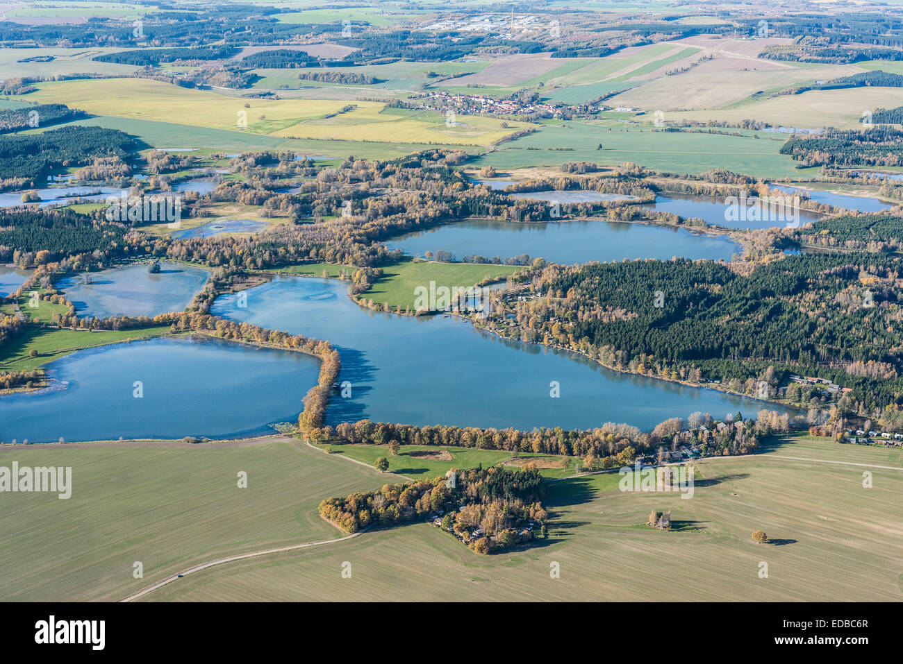 Vista aerea, Plothener Teiche, importante parco naturale di riserva, un luogo di riposo per gli uccelli migratori, laghi artificiali di Turingia Foto Stock