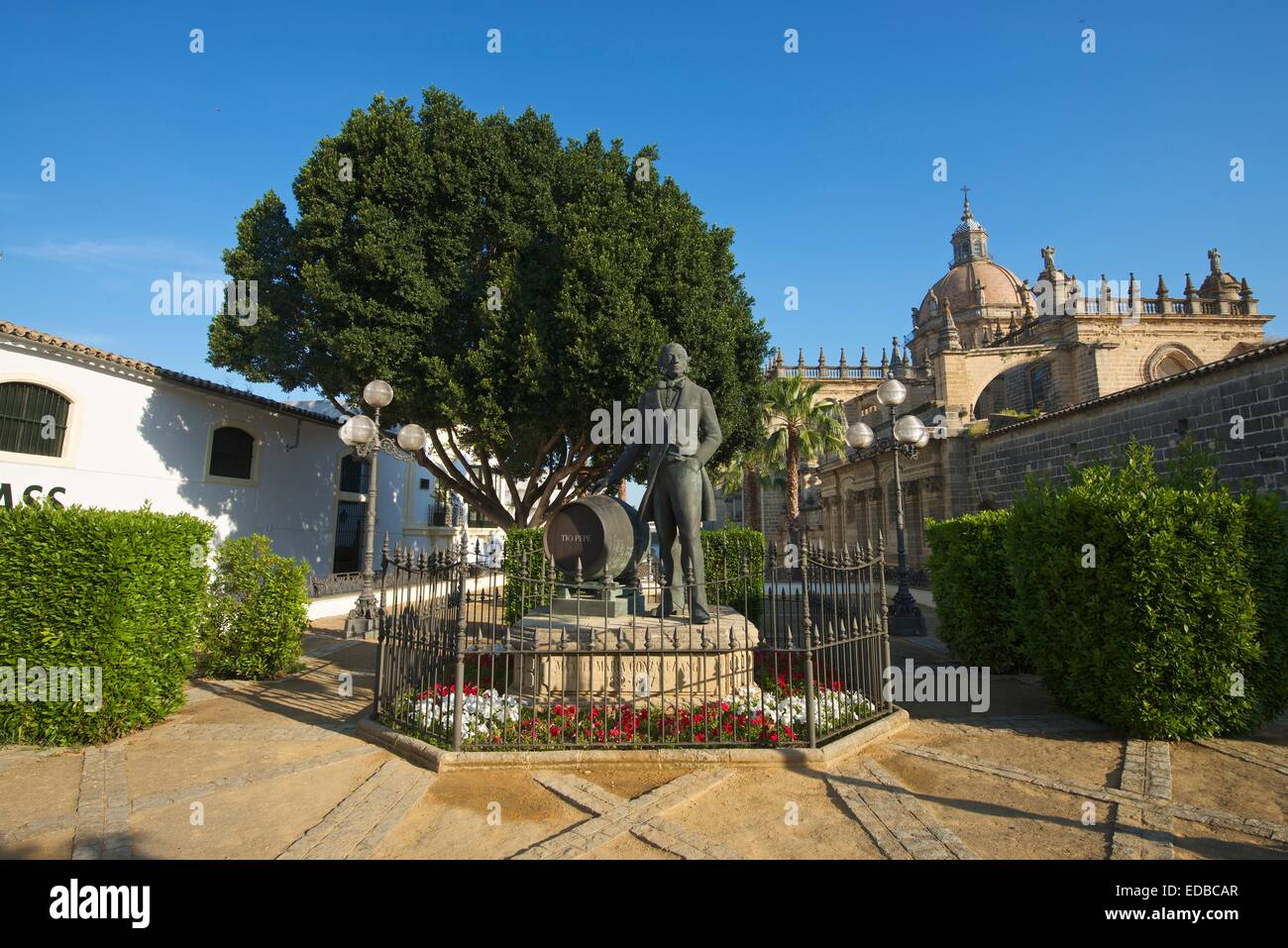 Statua, Manuel Maria Gonzalez, fondatore di Sherry Bodegas Gonzalez e Bypass Tio Pepe, la Cattedrale sul retro Foto Stock