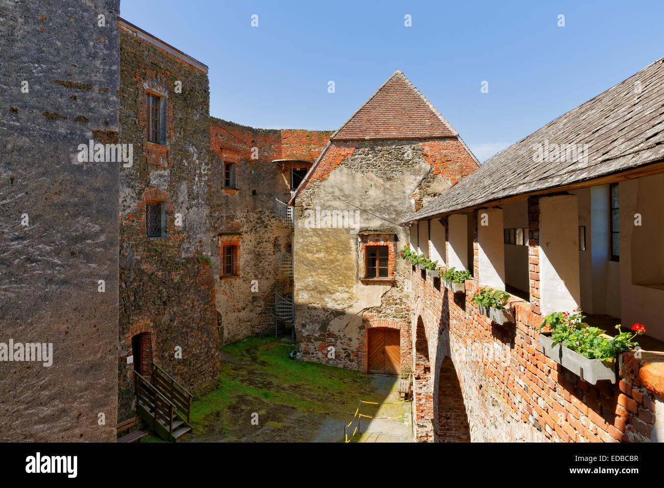 Cortile, Burg castello di Güssing, Burgenland meridionale, Burgenland, Austria Foto Stock