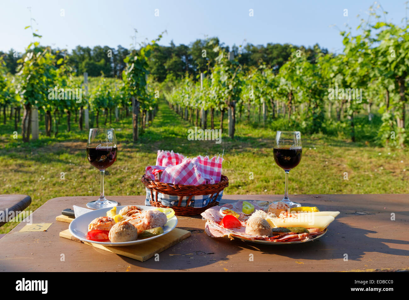 Snack e vino rosso in Buschenschank su Csaterberg, Kohfidisch, Burgenland meridionale, Burgenland, Austria Foto Stock