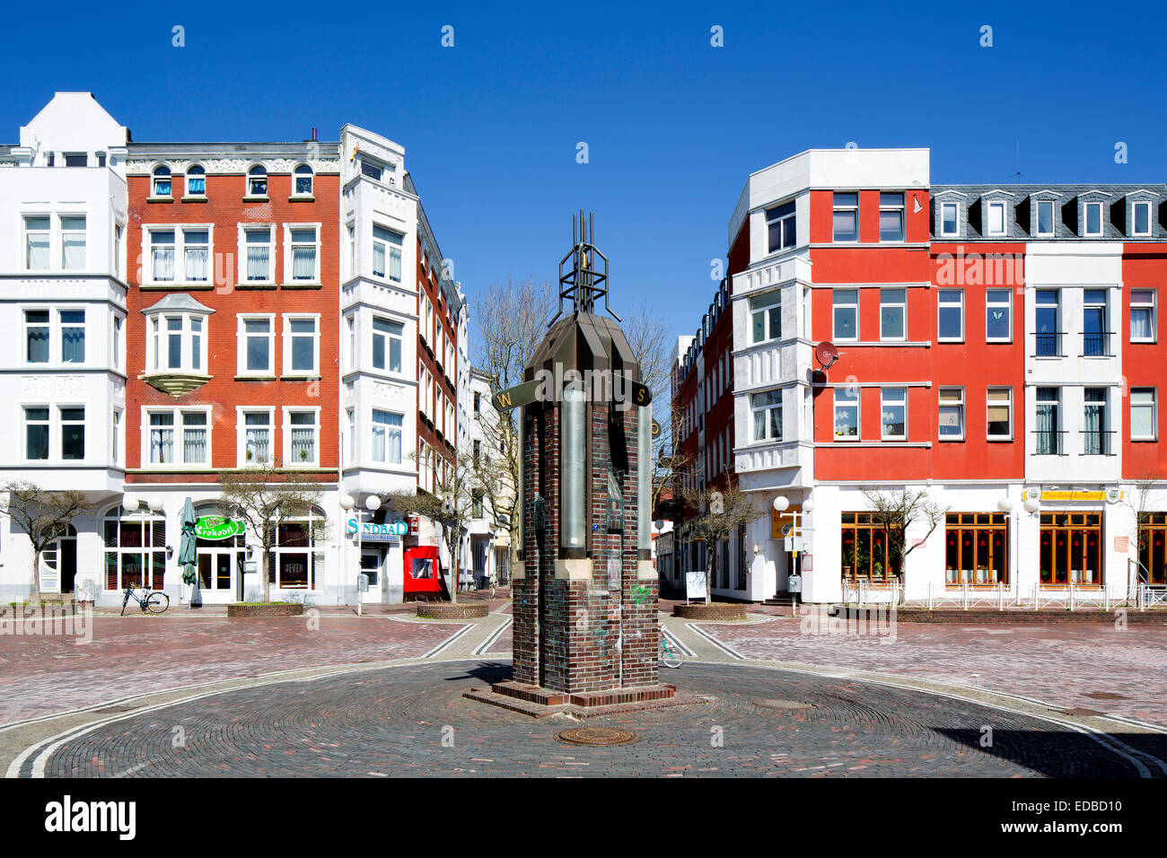 Gli edifici residenziali e commerciali sulla Börsenplatz piazza con la fontana Tidebrunnen, Wilhelmshaven, Bassa Sassonia, Germania Foto Stock
