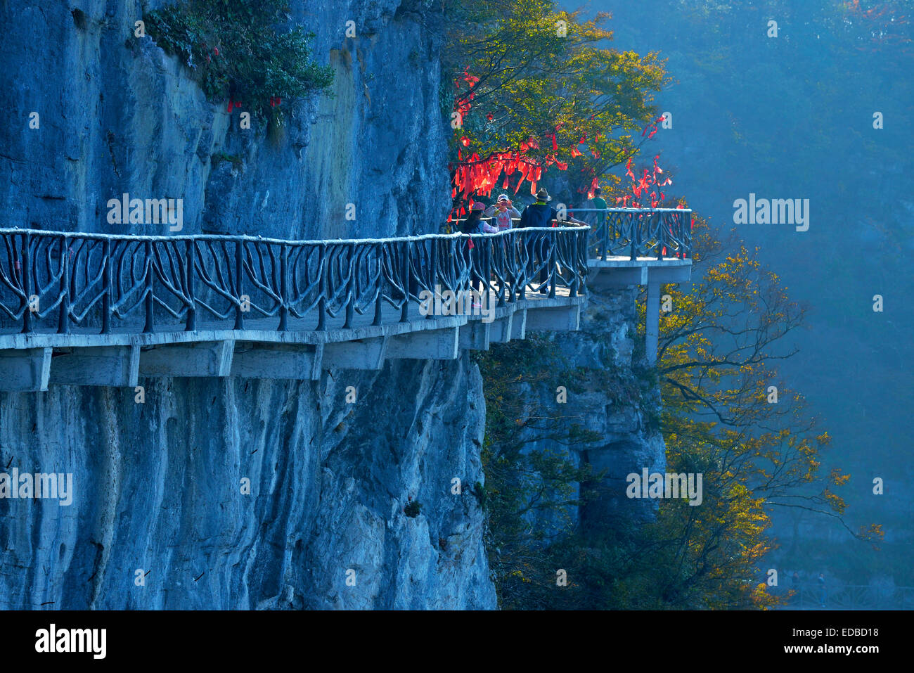 Guigu Cliff path lungo la parete di roccia, Tianmen National Park, nella provincia del Hunan, Cina Foto Stock