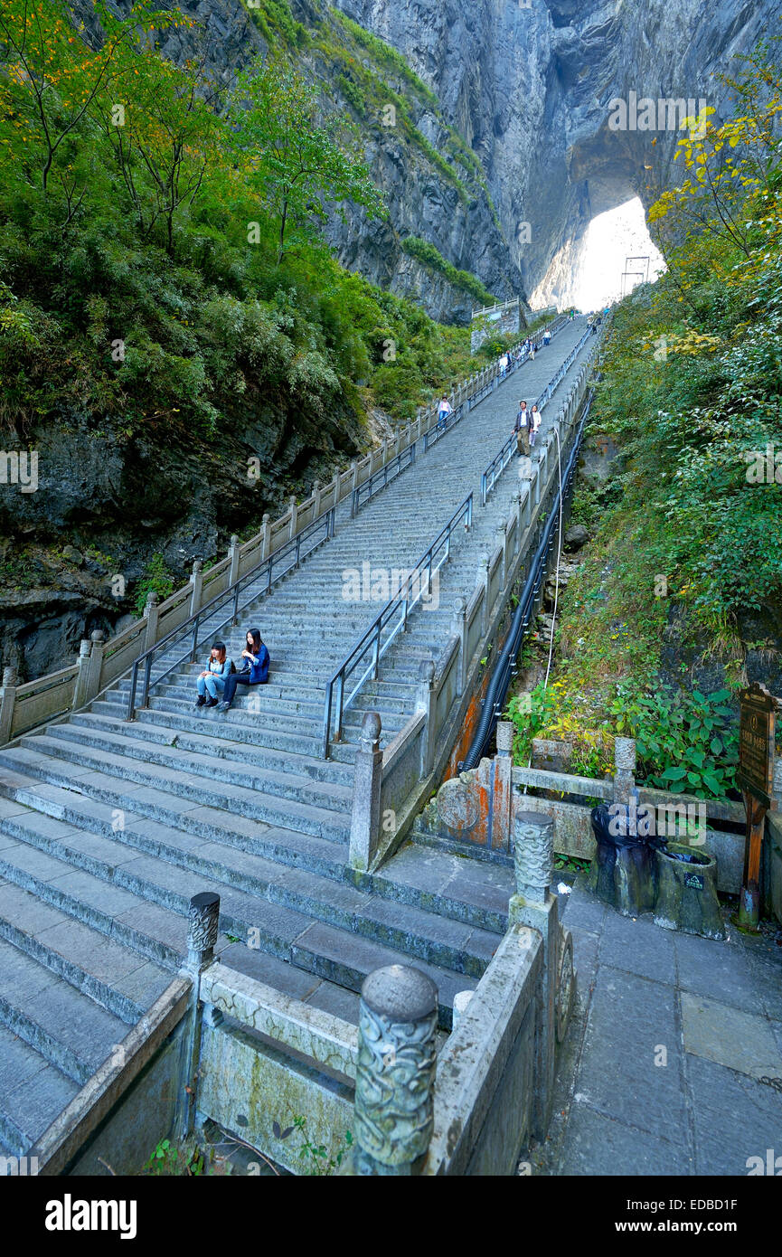 Ripida scalinata di 900 gradini della porta del Paradiso, Tianmen, grotta, il più grande del mondo di acqua naturale grotta eroso Foto Stock