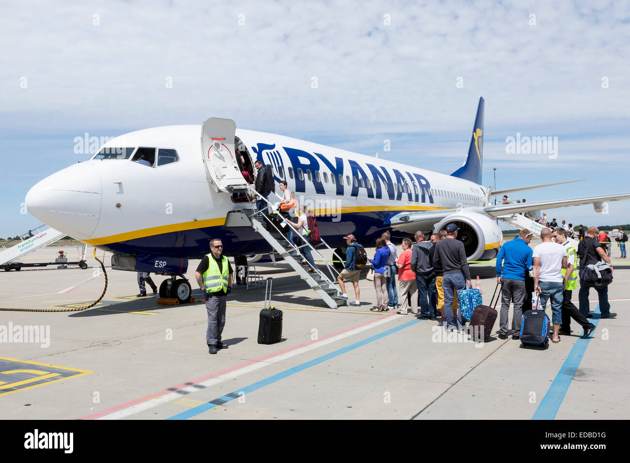 I passeggeri di salire a bordo del Boeing 737-800 della compagnia aerea low-cost Ryanair a Frankfurt-Hahn, aeroporto Hahn Airport vicino a Simmern Foto Stock
