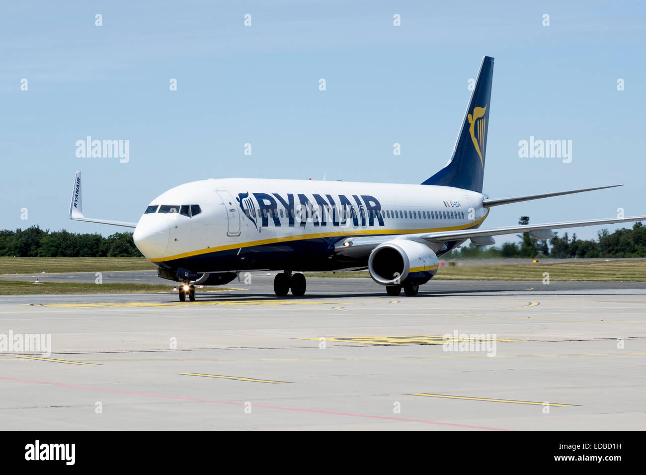 Boeing 737-800 della compagnia aerea low-cost Ryanair a Frankfurt-Hahn, aeroporto Hahn Airport vicino a Simmern, Renania-Palatinato, Germania Foto Stock
