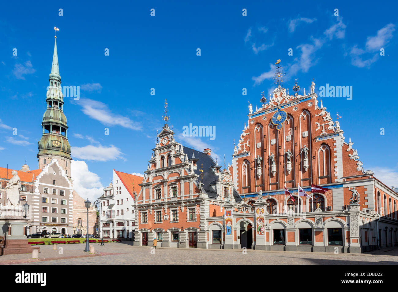 Casa delle Teste Nere con la Chiesa di San Pietro in piazza del Municipio, il centro storico, Patrimonio Mondiale dell Unesco, Riga, Lettonia Foto Stock