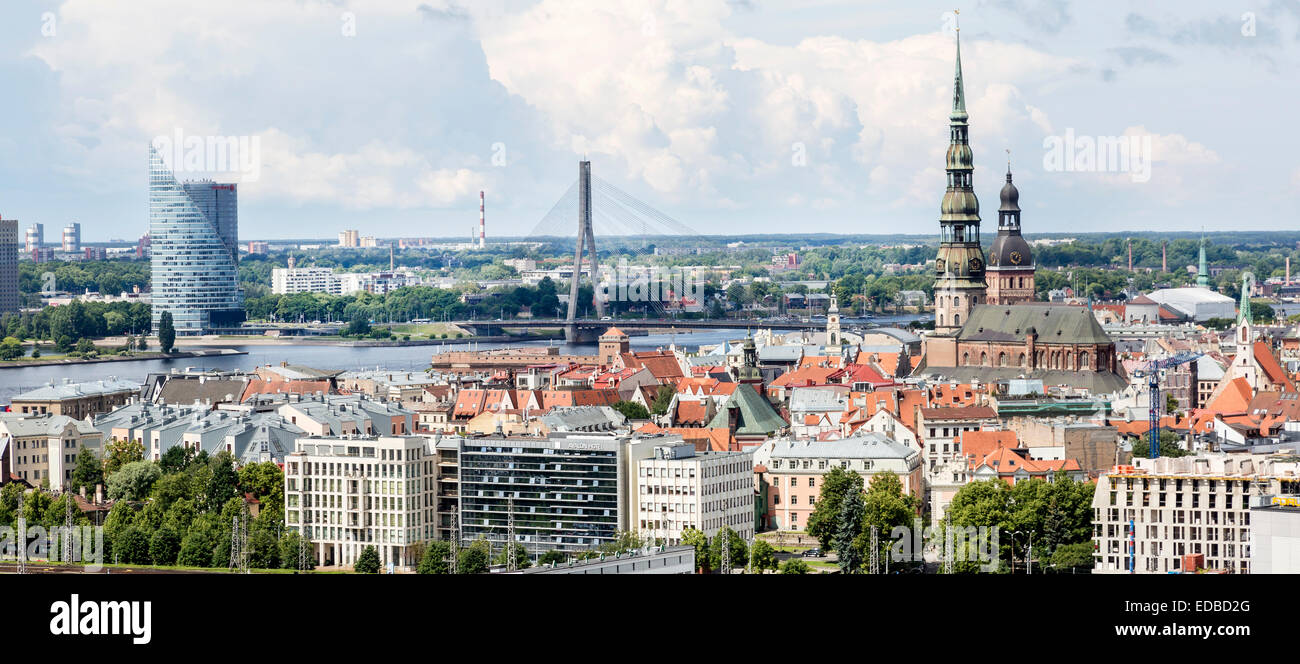 Il centro storico con la Chiesa di San Pietro, cattedrale, Vanšu-ponte e alto edificio di Swedbank, Riga, Lettonia Foto Stock