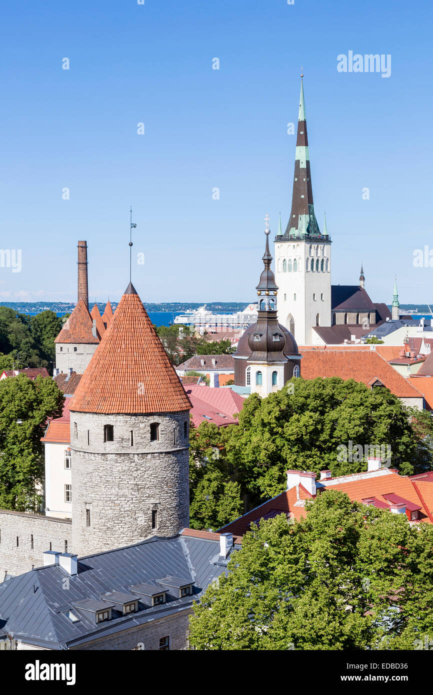 Vista dalla collina di Toompea sulla parte inferiore della città, la città vecchia con la San dell'Olaf o chiesa di Oleviste kirik Foto Stock