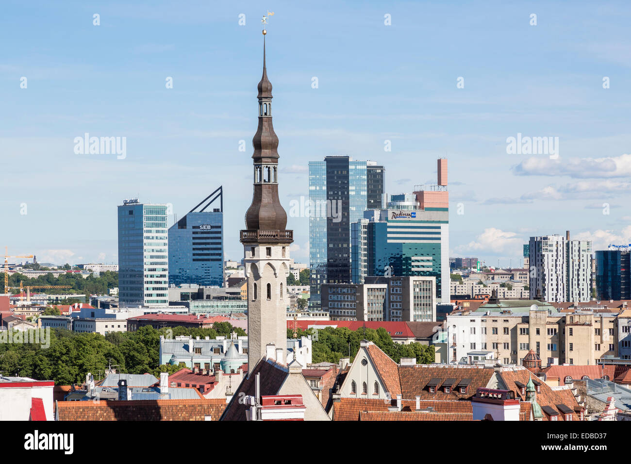 Vista dalla collina di Toompea sulla parte inferiore della città, la città vecchia con il Municipio e il distretto finanziario, Tallinn, Estonia Foto Stock
