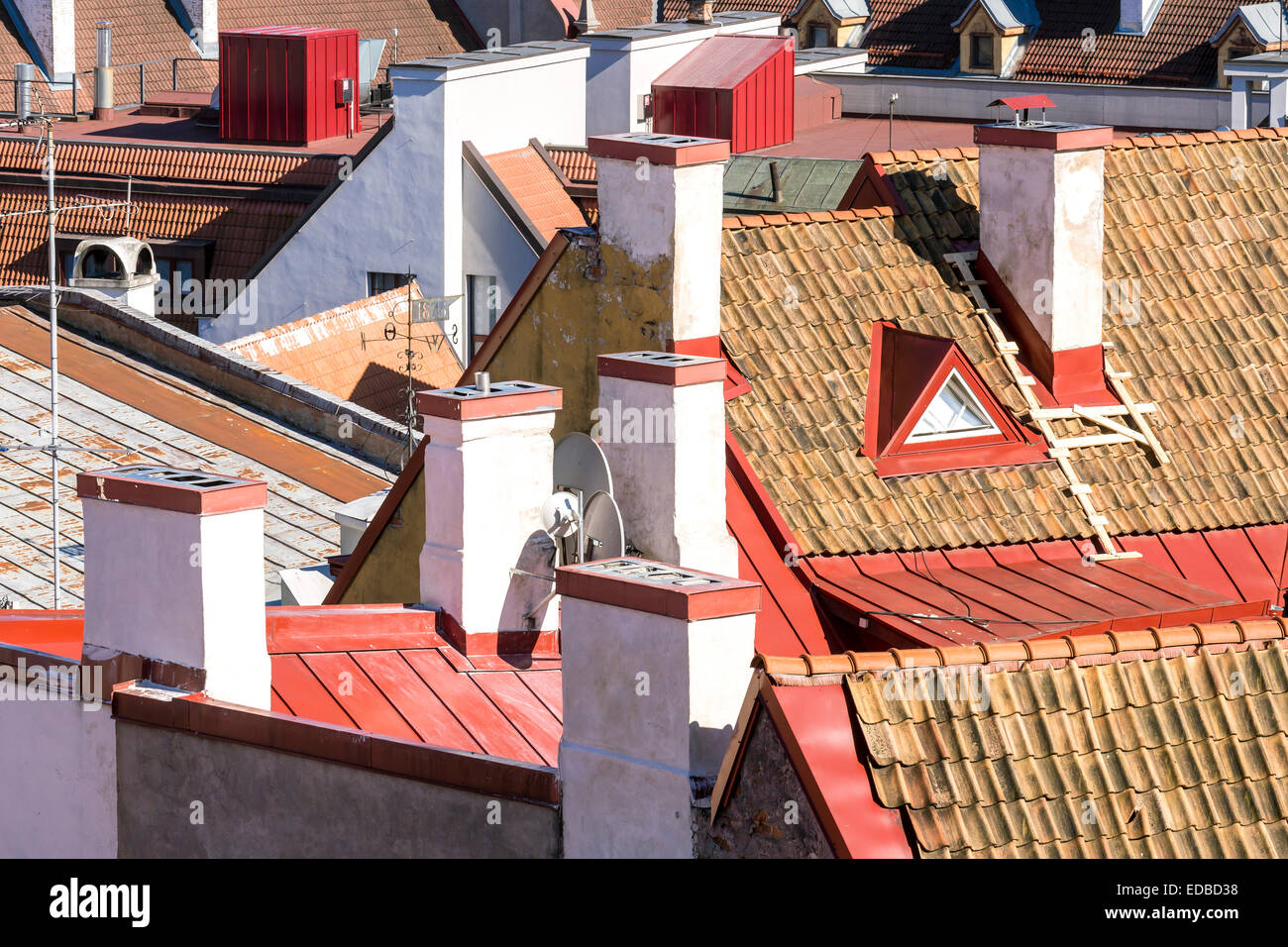 Vista sui tetti della città vecchia di Tallinn, Estonia Foto Stock