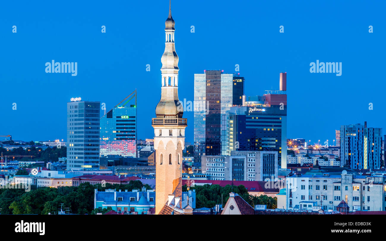 Vista dalla collina di Toompea sulla parte inferiore della città, città vecchia, il Municipio e il quartiere finanziario nel blu ora, Tallinn, Estonia Foto Stock