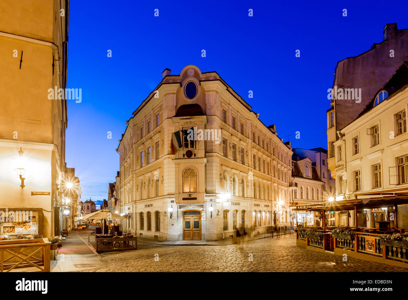 Piazza Vecchia o Varna trug nella città vecchia di notte, Tallinn, Estonia Foto Stock