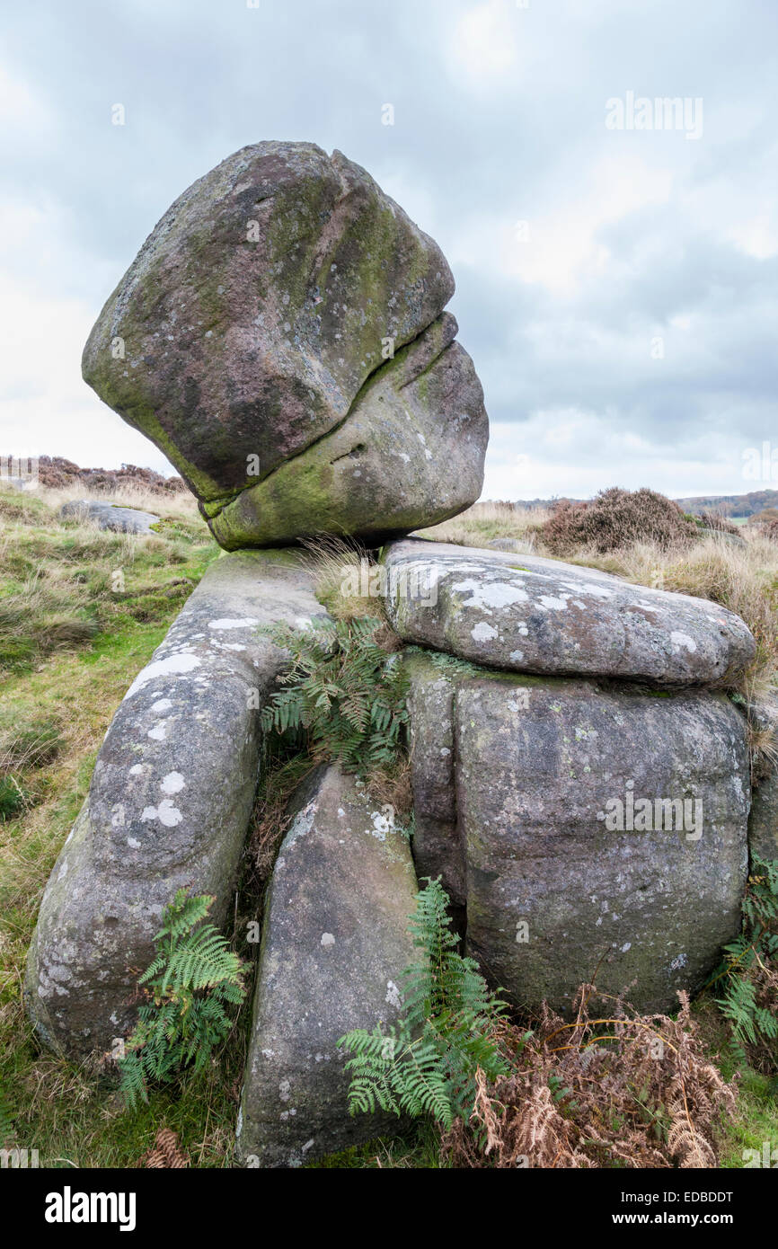 Boulder di gritstone rock bilanciato sulla sommità di altre rocce, Owler Tor, Derbyshire, Parco Nazionale di Peak District, England, Regno Unito Foto Stock